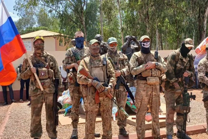 Soldați ruși în echipament militar, pregătiți pentru retragere din Mali.
