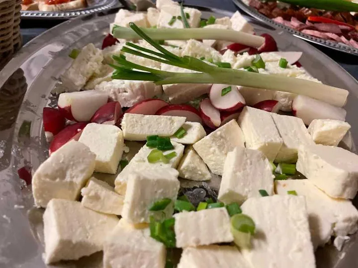 Plată cu brânză și legume proaspete, specifică gastronomiei bănățene.