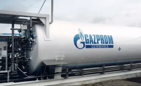 Cisternă de gaze naturale lichefiate cu logo Gazprom Germania.