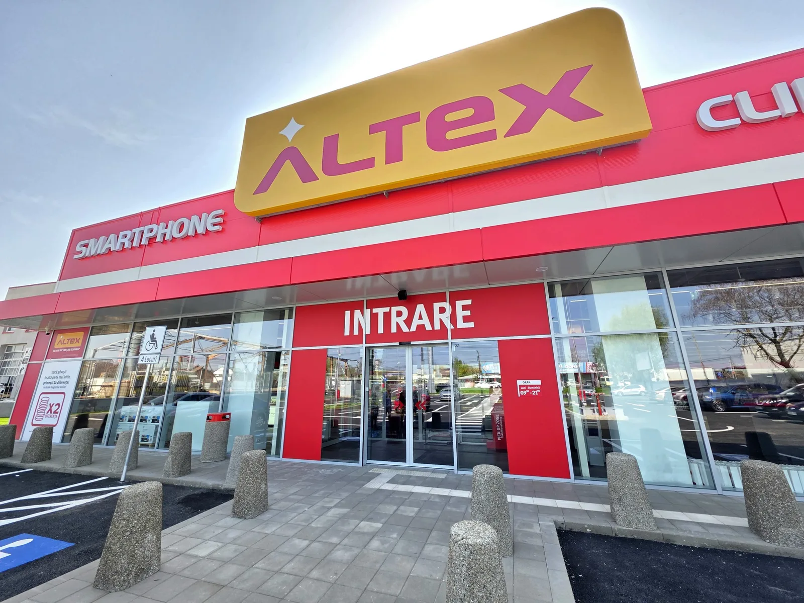 Magazin Altex cu intrare modernă și design atractiv, evidențiind tendințele de consum din 2025.