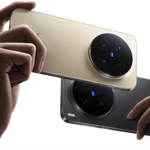 Noul telefon vivo X500 Pro Max cu un design elegant și camere avansate.