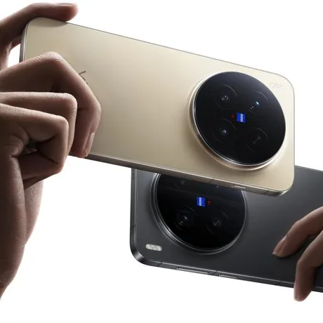 Noul telefon vivo X500 Pro Max cu un design elegant și camere avansate.