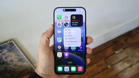 Dispozitiv iPhone cu interfață de utilizare modernă și opțiuni de control.