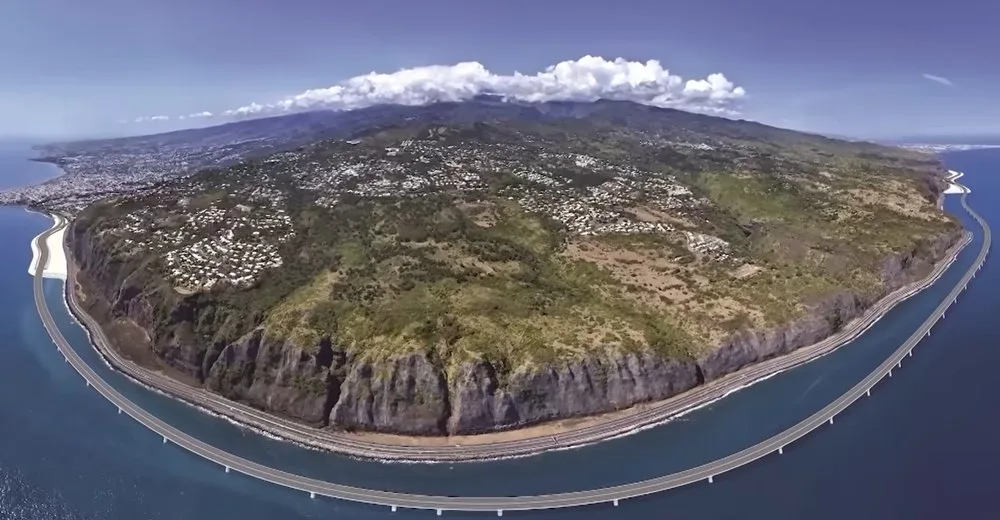 Vedere panoramică a insulei Réunion și a autostrăzii suspendate.
