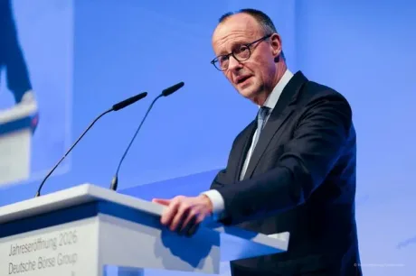 Friedrich Merz vorbind la o conferință, cu un podium în față.