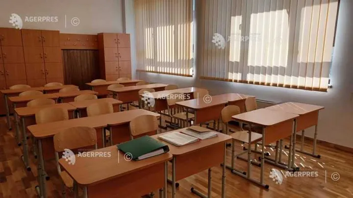 Sălile de clasă pregătite pentru activități didactice.