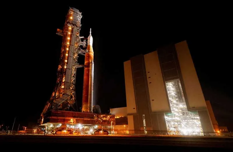 Racheta SLS și capsula Orion pe rampă, pregătite pentru misiunea Artemis 2.