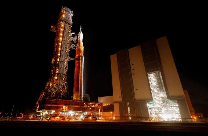 Racheta SLS și capsula Orion pe rampă, pregătite pentru misiunea Artemis 2.