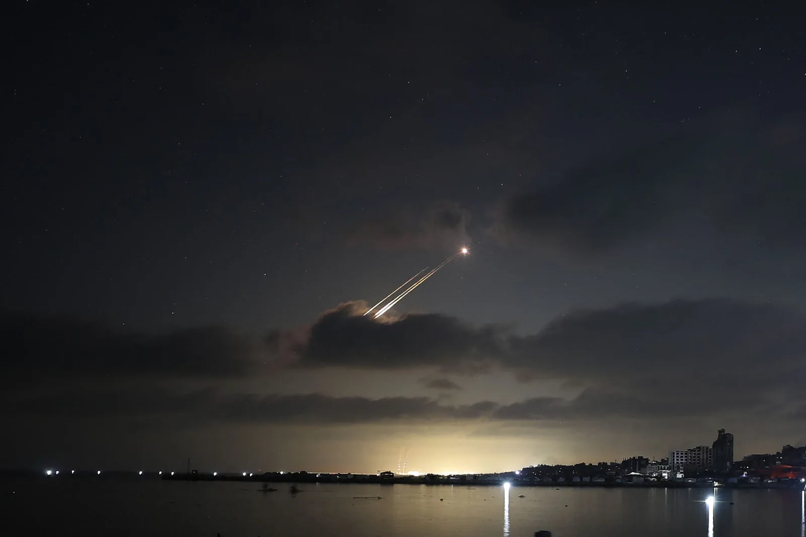 Sisteme de apărare aeriană activă în timpul nopții, cu rachete interceptate pe cer.