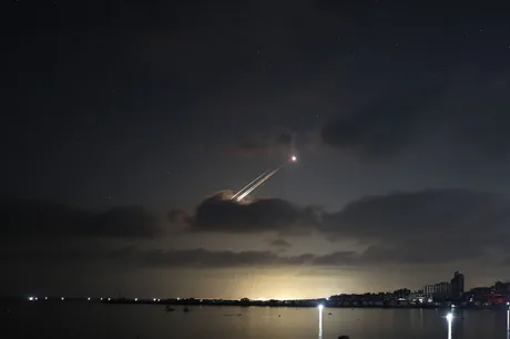 Sisteme de apărare aeriană activă în timpul nopții, cu rachete interceptate pe cer.