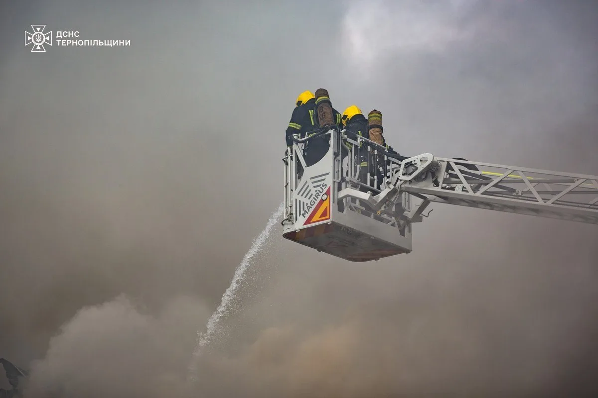 Pompierii acționează pentru a stinge un incendiu în condiții dificile.