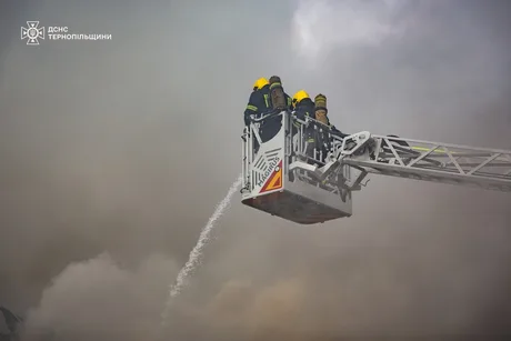 Pompierii acționează pentru a stinge un incendiu în condiții dificile.