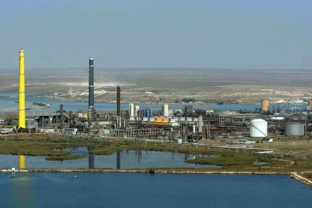 Peisaj industrial cu rafinării și rezervoare de țiței în România.