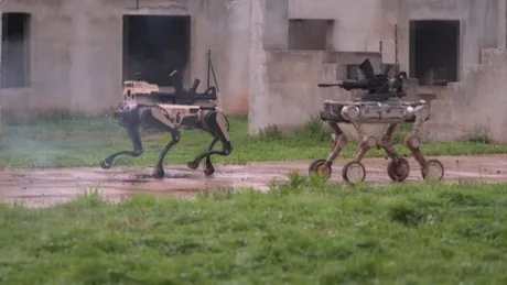 Câini roboți și drone în exerciții militare avansate.