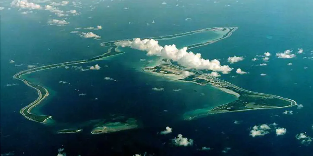Vedere aeriană a insulei Diego Garcia în Oceanul Indian.