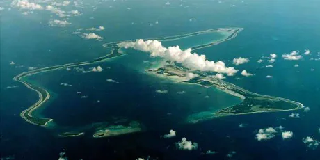 Vedere aeriană a insulei Diego Garcia în Oceanul Indian.
