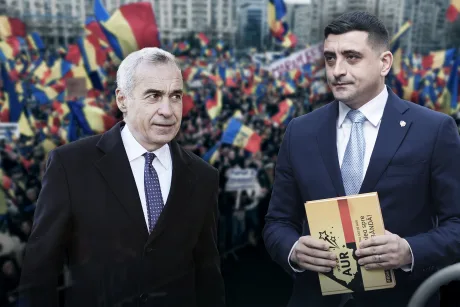 Stefano Bottoni și George Simion la un protest cu steaguri românești.