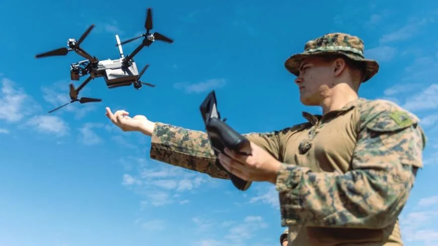 Soldat american controlează un drone în timpul antrenamentului militar.