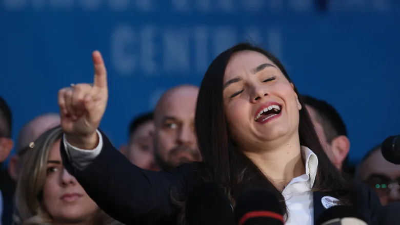 Anamaria Gavrilă vorbește cu pasiune la o conferință.