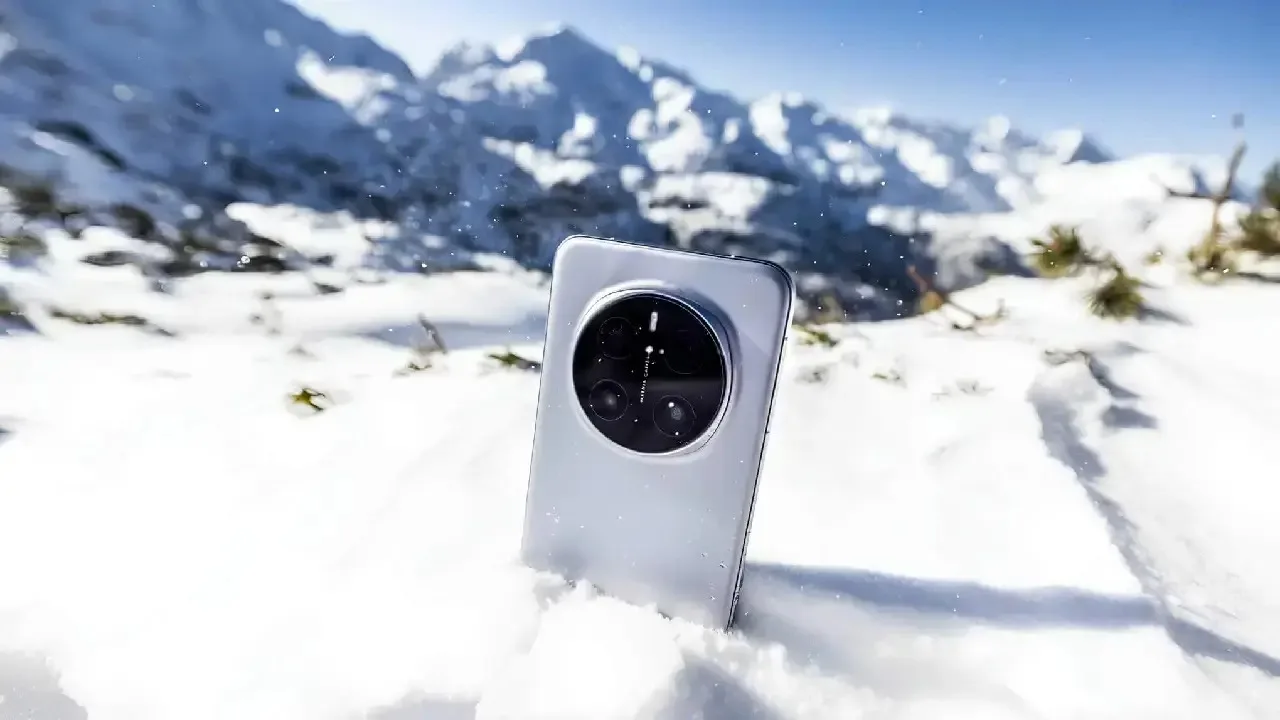 Smartphone în zăpadă, evidențiind performanța sa în condiții extreme.