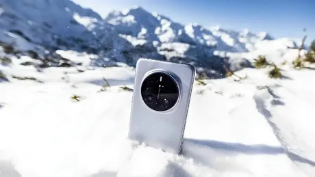 Smartphone în zăpadă, evidențiind performanța sa în condiții extreme.