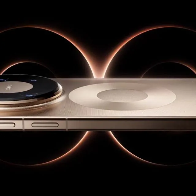 Un smartphone elegant cu un design modern și detalii sofisticate.