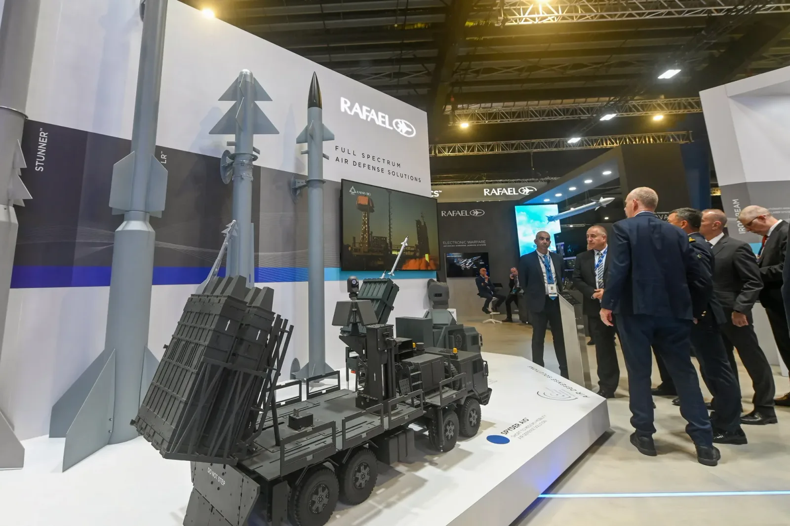 Expoziție de soluții de apărare aeriană cu modele de rachete și vehicule.