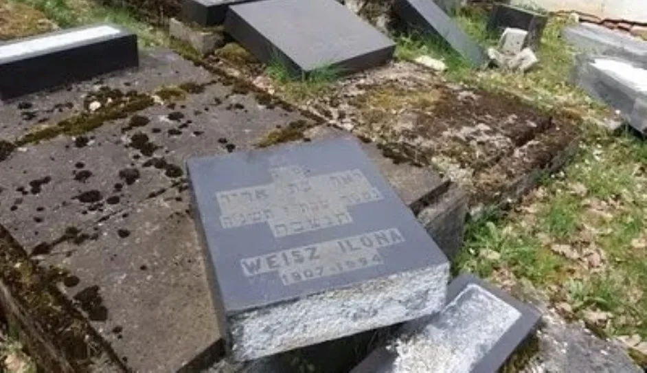 Monumente funerare dislocate în cimitirul evreiesc din Reghin, un act de vandalism îngrijorător.