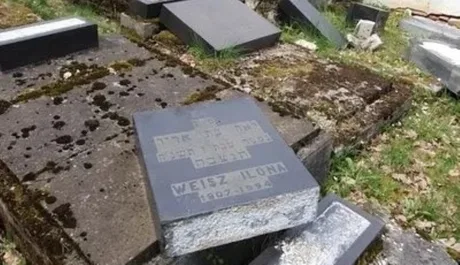 Monumente funerare dislocate în cimitirul evreiesc din Reghin, un act de vandalism îngrijorător.