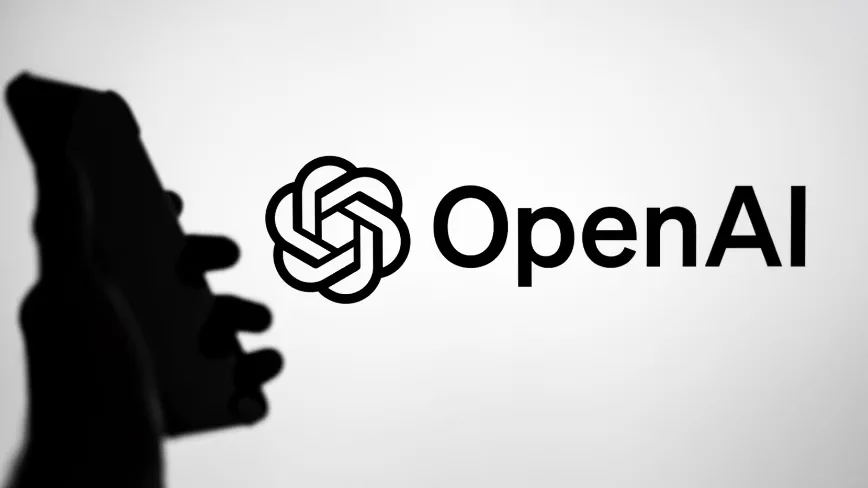 Logo OpenAI pe fundal alb, simbolizând inovația în tehnologie.