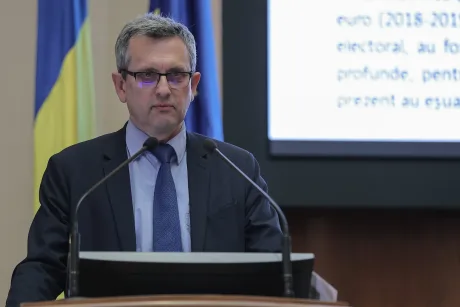 Valentin Lazea discutând despre datoria externă a României și corecția bugetară.