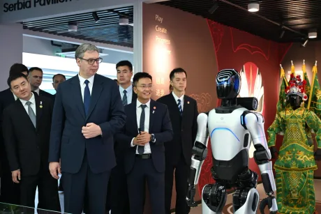 Președintele Vucic discutând despre asamblarea roboților umanoizi în Serbia.