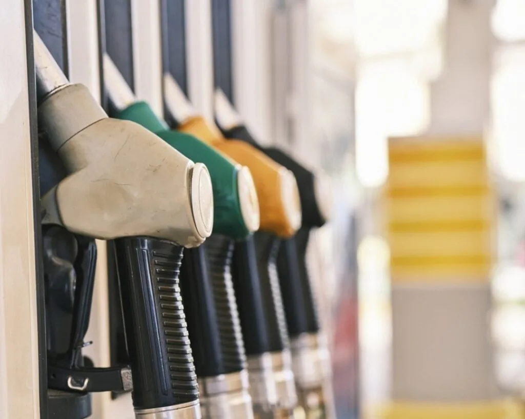 Pompe de benzină cu diferite tipuri de carburant la o stație de alimentare.