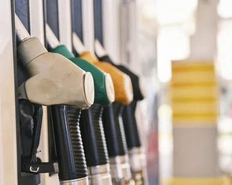 Pompe de benzină cu diferite tipuri de carburant la o stație de alimentare.