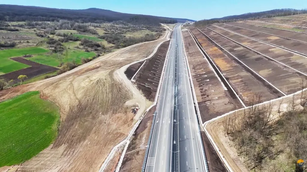 Stadiul avansat al lucrărilor pe lotul Nădășelu–Zimbor din Autostrada Transilvania A3.