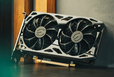Placă grafică modernă cu ventilatoare duale, expusă pe un fundal neutru.