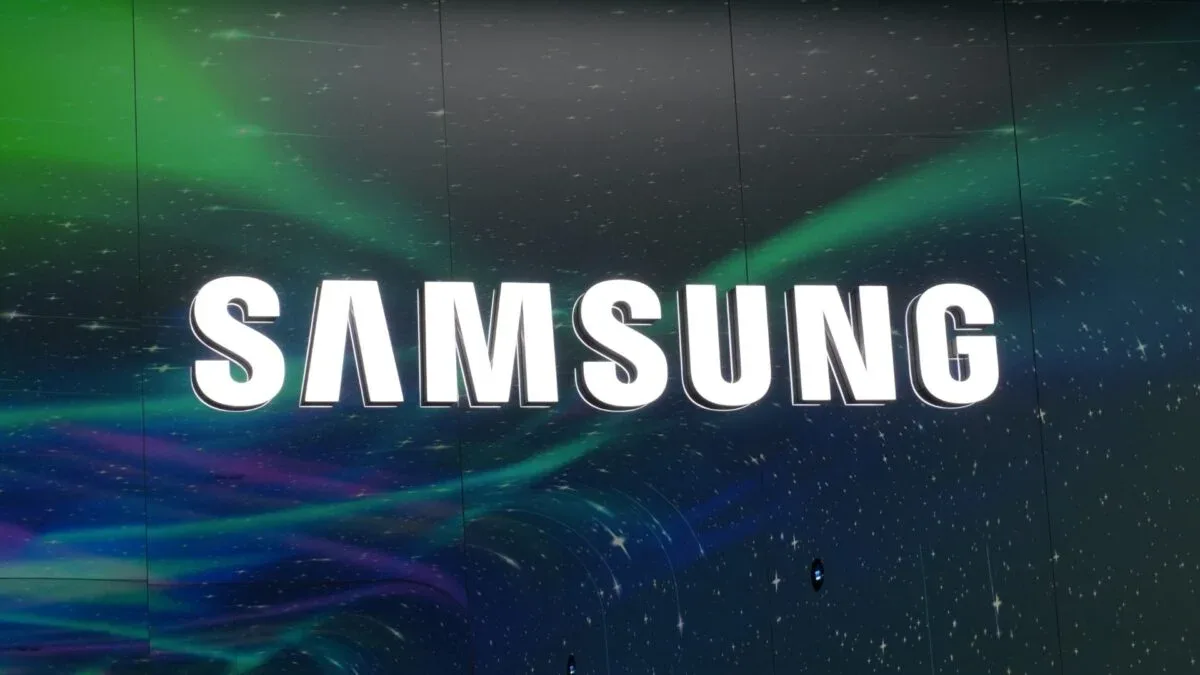 Logo Samsung pe un fundal colorat, simbolizând inovația tehnologică.