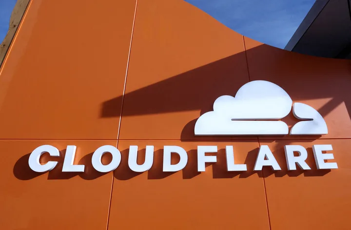 Logo-ul Cloudflare pe un fundal portocalie, simbolizând securitatea online.