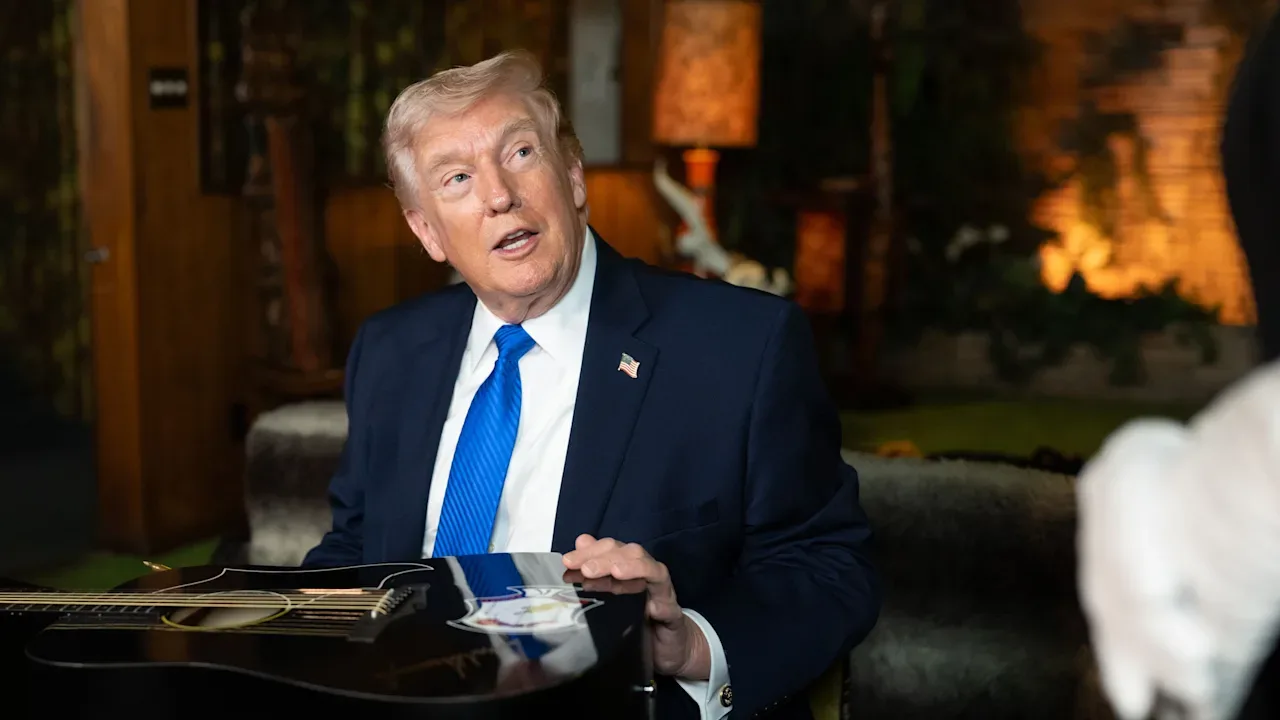Donald Trump discutând despre un miting pe National Mall, cu o chitară în mână.