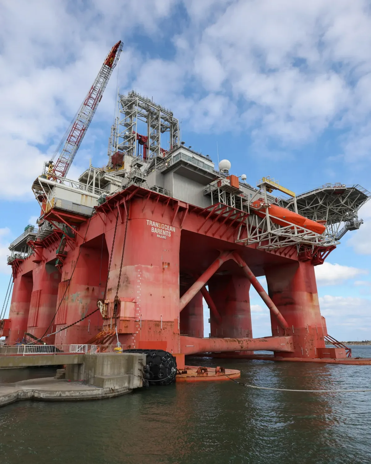 Platformă de extracție gaze naturale în Marea Neagră, România.