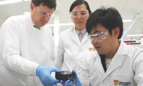 Cercetători din Sydney discutând despre un cip fotonic inovator pentru inteligența artificială.