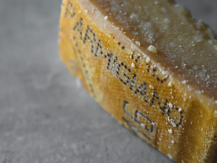 Roată de brânză Parmigiano Reggiano, simbol al tradiției italiene și al calității.