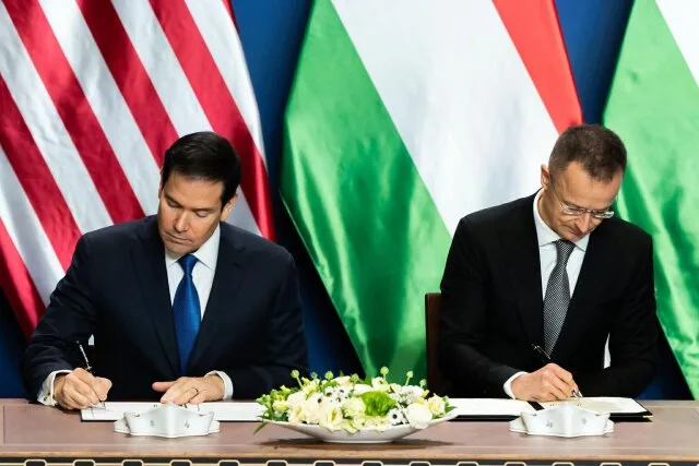 Marco Rubio și Péter Szijjártó semnează acordul nuclear la Budapesta.