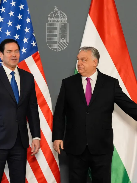 Donald Trump și Viktor Orbán la o conferință, în fața steagurilor naționale.