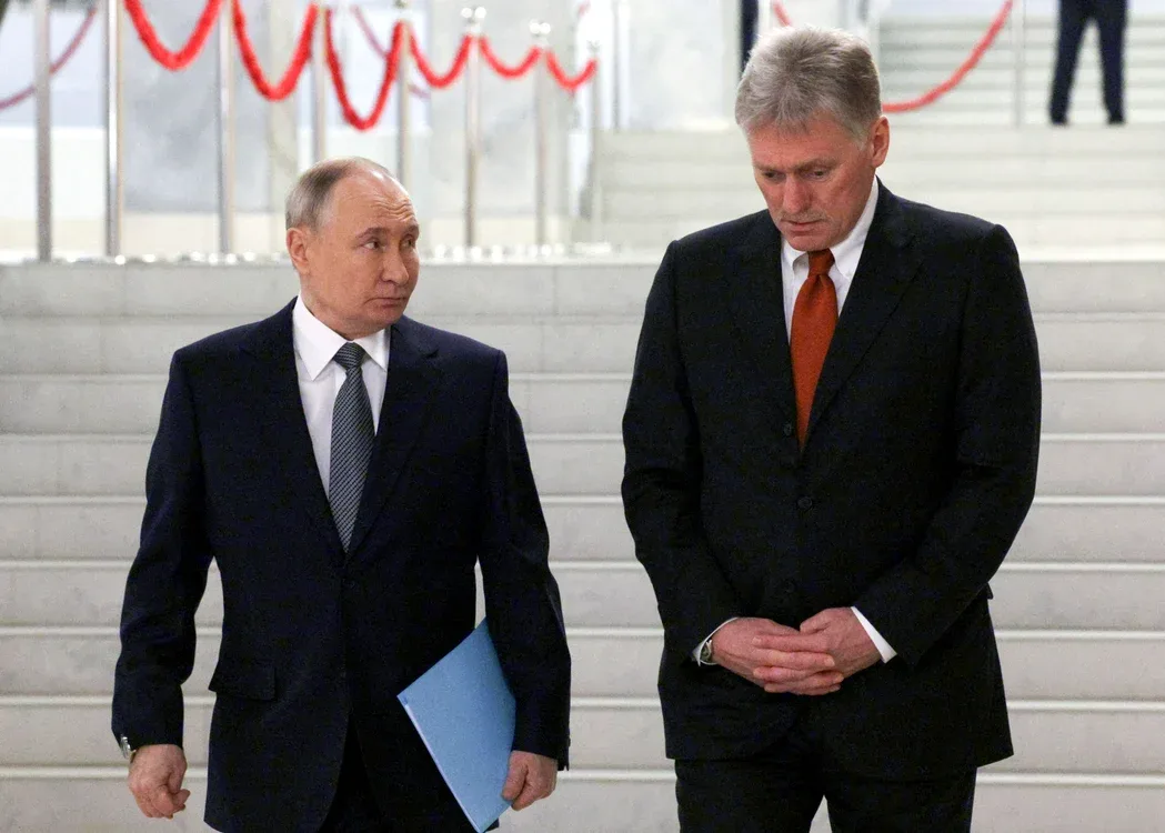 Dmitri Peskov și un oficial rus discutând despre negocierile de pace.