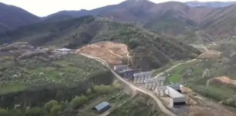 Peisaj montan cu lucrări de construcție pentru autostradă.