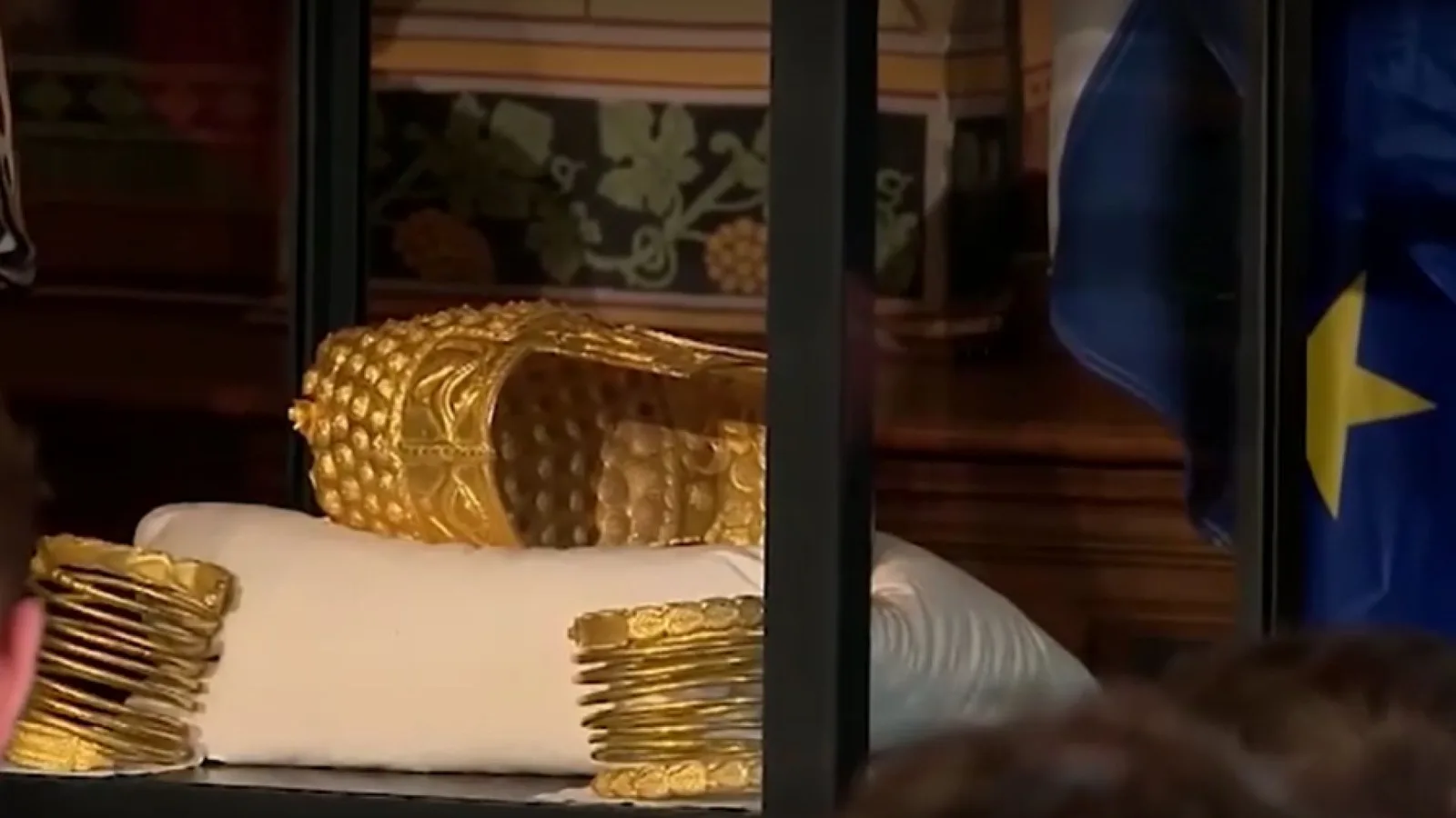 Coiful de la Cucuteni expus într-o vitrină rezistentă la muzeu.