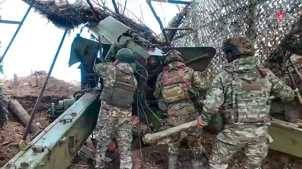 Soldați ruși pregătesc echipamente de luptă pe frontul ucrainean.