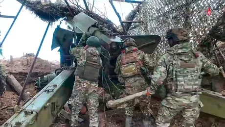 Soldați ruși pregătesc echipamente de luptă pe frontul ucrainean.