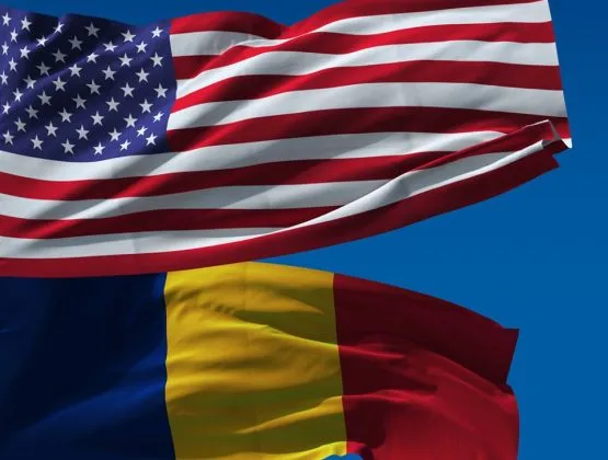 Steagurile României și SUA fluturând împreună, simbolizând parteneriatele strategice.